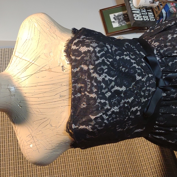 Sexy Coaktail / Formal Dress by ROBERT RODRIGUEZ for Neiman Marcus. Size 4 - Picture 2 of 11